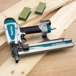 Agrafeuse Sans Fil 18V à Couronne 8.3 Bar (16 Ga) - MAKITA AT2550A -Promos Pro Bricolage Boutique agrafeuse sans fil 18v a couronne makita at2550a 6