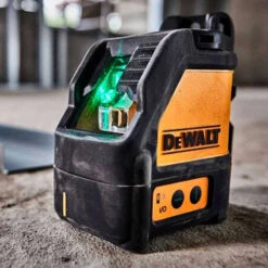 Laser à 2 Lignes Vertes En Croix Avec Support Et Coffret - DEWALT DW088CG-XJ 7 Laser à 2 Lignes Vertes En Croix Avec Support Et Coffret - DEWALT DW088CG-XJ -Promos Pro Bricolage Boutique laser croix avec lignes vertes dewalt dw088cg xj 3