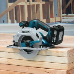 Scie Circulaire 18V LXT Ø165 Mm (2x4,0 Ah) En MAKPAC - MAKITA DHS680RMJ -Promos Pro Bricolage Boutique scie circulaire makita dhs680rmj 6